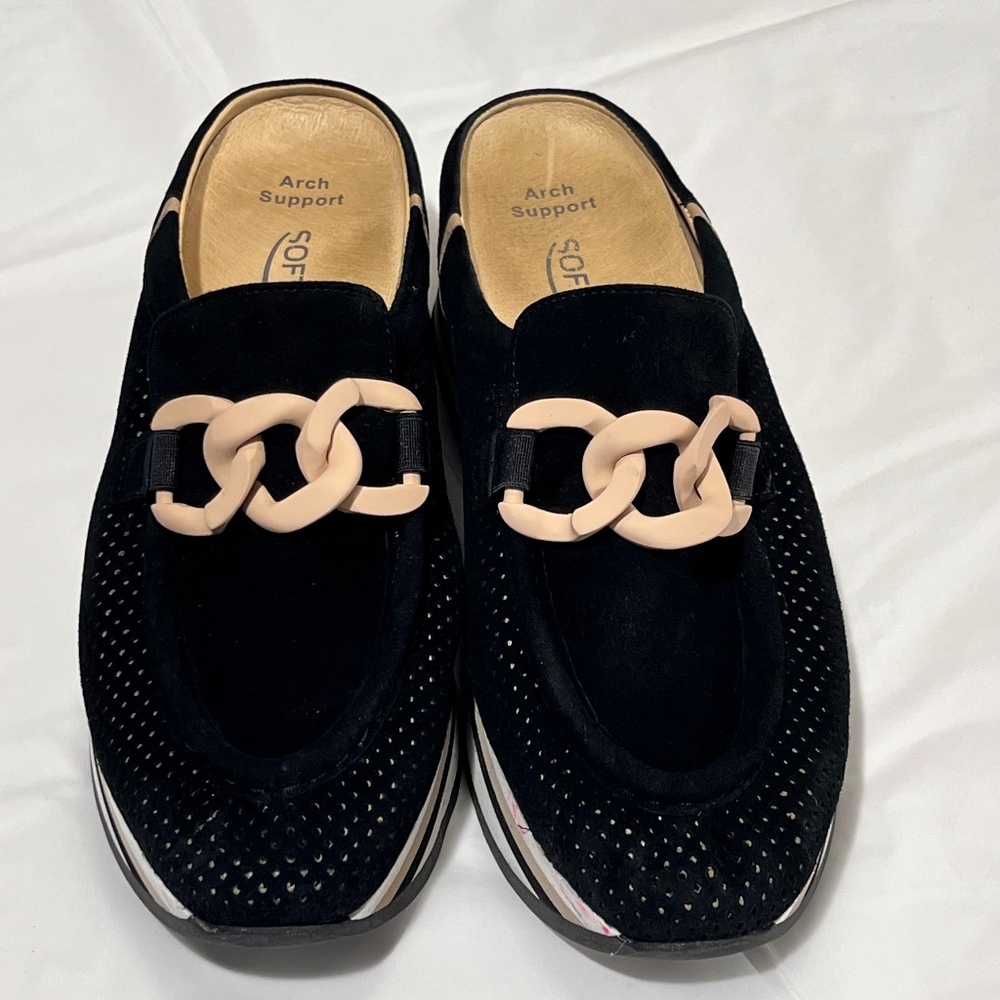SOFTWAVES Carlisa Black suede slip on shoes.  Size 7.5